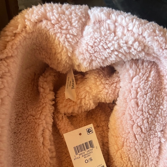 Twisted Cowl Faux Fur Sherpa Blush Scarf - Picture 2 of 2